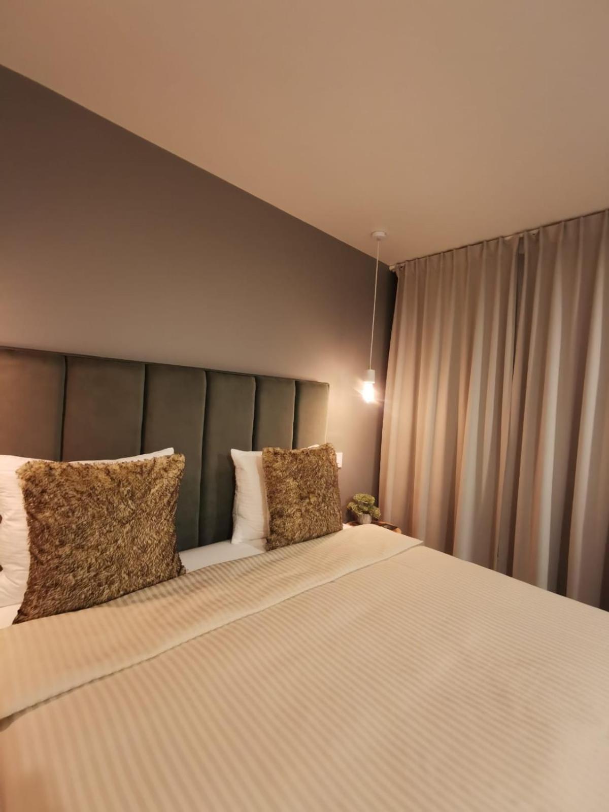 Noir Apartment Hateg Ngoại thất bức ảnh